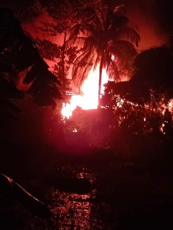 নোয়াখালীতে আগুনে পুড়ল ৯ দোকান