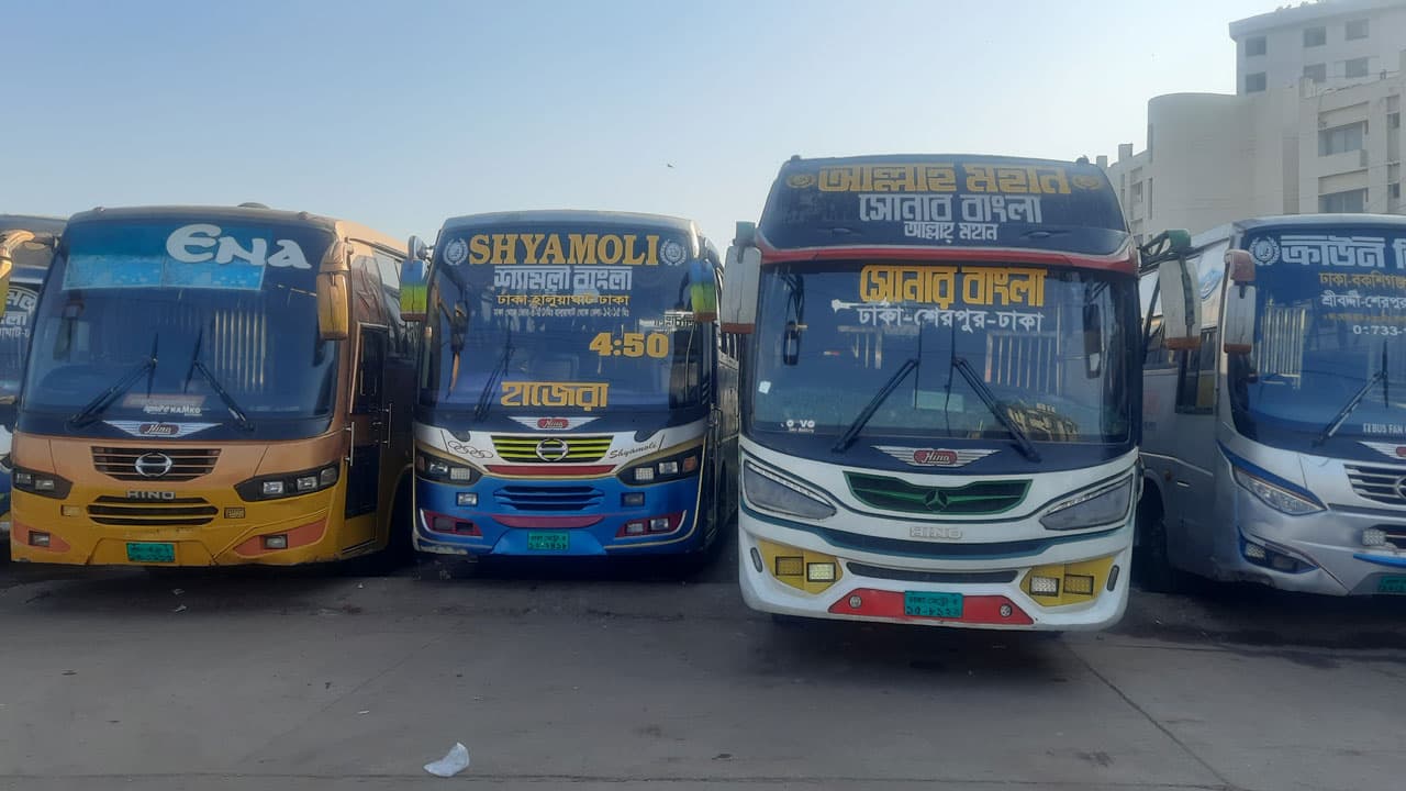 মহাখালীতে যাত্রী নেই, টার্মিনাল ছাড়ছে খালি বাস