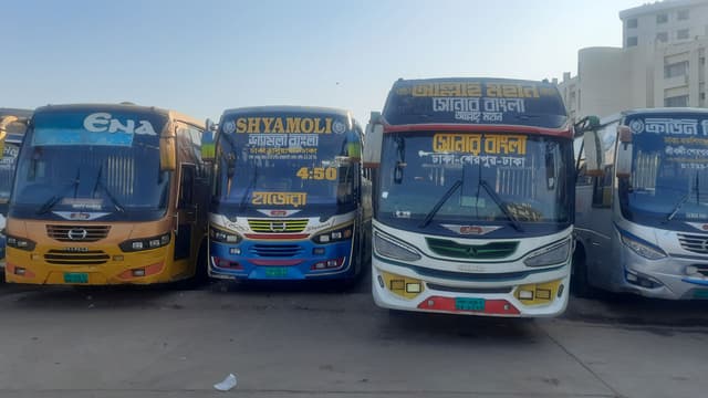 মহাখালীতে যাত্রী নেই, টার্মিনাল ছাড়ছে খালি বাস