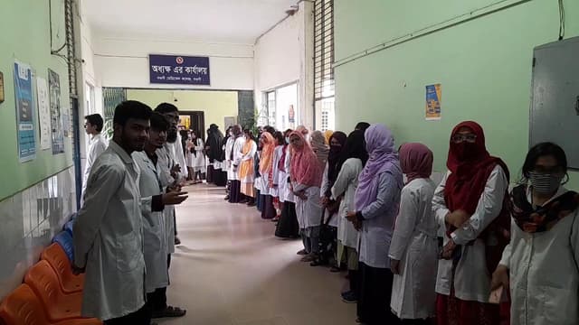 নওগাঁ মেডিকেল কলেজে অধ্যাপক কান্তা রায়ের যোগদান ঠেকাতে শিক্ষার্থীদের আন্দোলন