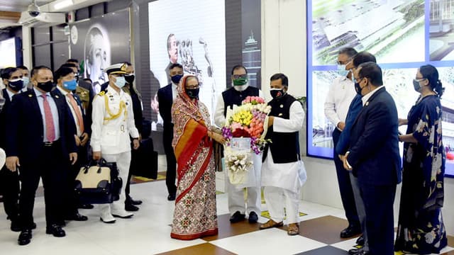সফর শেষে দেশে ফিরেছেন প্রধানমন্ত্রী