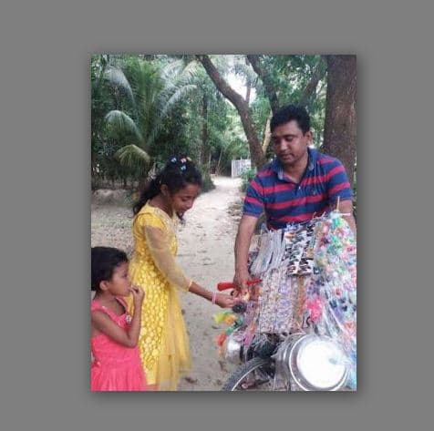 মেহেরপুরে ভিন্ন পেশা বেছে নিচ্ছেন ফেরিওয়ালারা