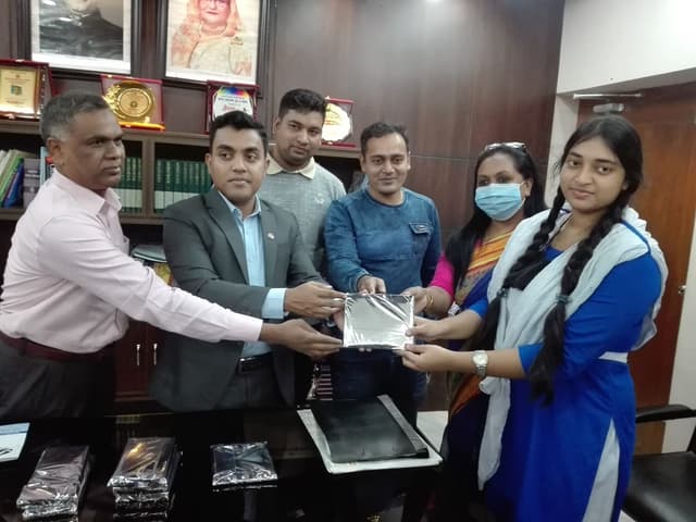 হিলিতে চিত্রা অংকন ও রচনা প্রতিযোগীতায় বিজয়ীদের পুরুস্কার বিতরণ