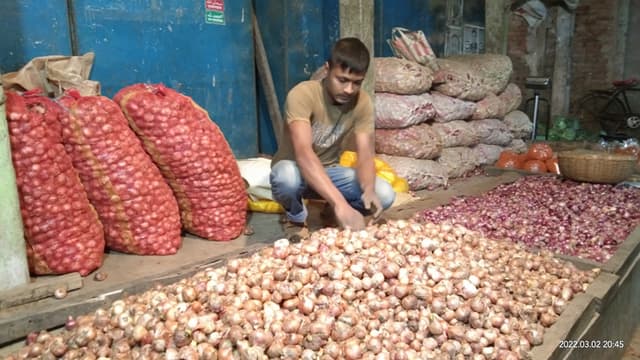 হিলি স্থলবন্দরে পেঁয়াজের দাম কেজিতে কমল ১০ টাকা