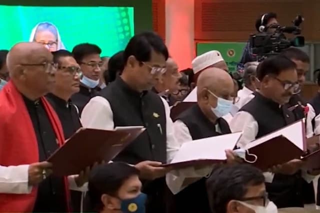 শপথ নিলেন নবনির্বাচিত জেলা পরিষদ চেয়ারম্যানরা