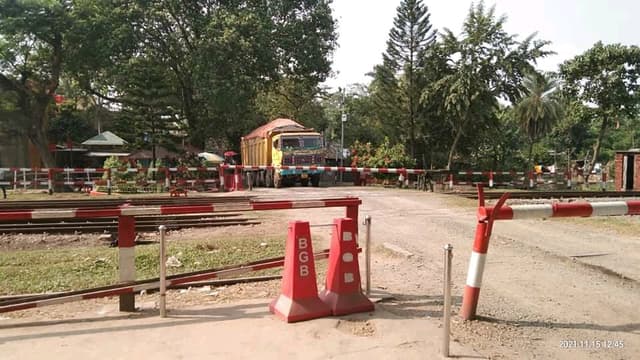 ৫ ঘন্টা পর হিলি স্থলবন্দরে আমদানি রফতানি শুরু