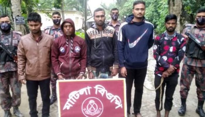ঝিনাইদহ সীমান্তে ২ দালালসহ আটক ৫