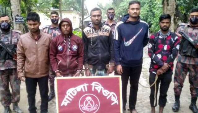 ঝিনাইদহ সীমান্তে ২ দালালসহ আটক ৫