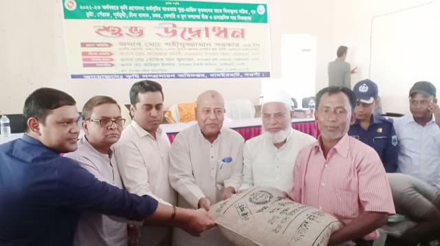 ধামইরহাটে ৩ সহস্রাধিক কৃষকের মাঝে কৃষি প্রনোদনা বিতরণ