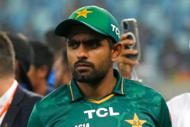 অধিনায়কত্ব ছাড়লেন বাবর আজম