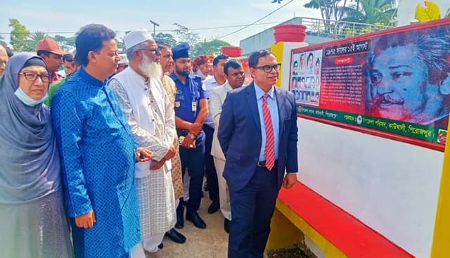 কাউখালীতে বিবর্তনের বাংলাদেশ দেয়াল চিত্র উন্মোচন