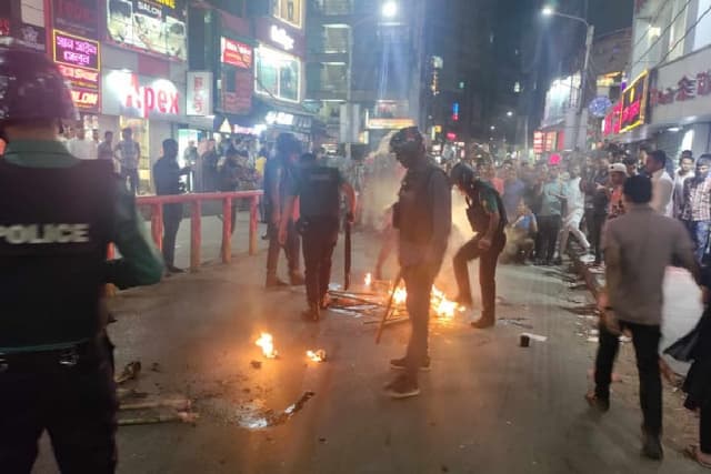 সিলেটে মশাল মিছিল, সড়কে আগুন, পুলিশের ফাঁকা গুলি
