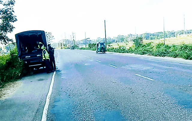 ঢাকা- সিলেট মহাসড়কে থ্রি হুইলার বন্ধে পুলিশের অভিযান