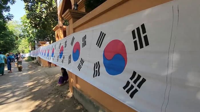 বিশ্বকাপ উন্মাদনা: নিজ বাড়ি থেকে শ্বশুরবাড়ি পর্যন্ত পতাকা টানালেন জামাই