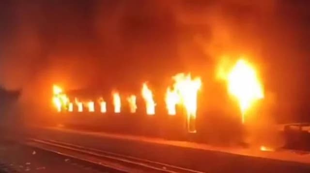 ‘টাঙ্গাইল কমিউটার’ ট্রেনে আগুন, ৩ বগি ভস্মীভূত