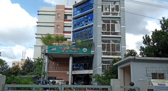 দুই সন্তানকে গলাকেটে হত্যার পর নিজের গলায় ছুরি চালালেন বাবা