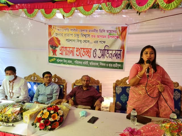বিন্দু পাঠশালা স্কুলে লেডিস ক্লাব ও জেলা প্রশাসনের অনুদান বিতরন