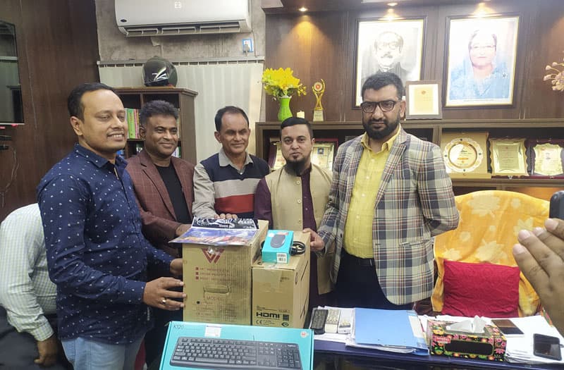 হিলিতে বিভিন্ন শিক্ষা প্রতিষ্ঠানে কম্পিউটার বিতরণ