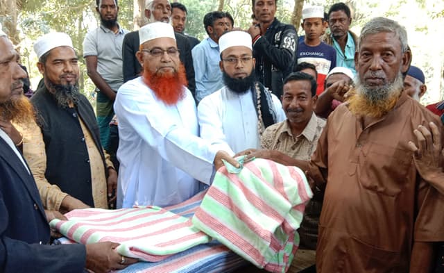 কুয়াকাটায় ৬শ' পরিবারে নগদ অর্থ ও কম্বল বিতরণ