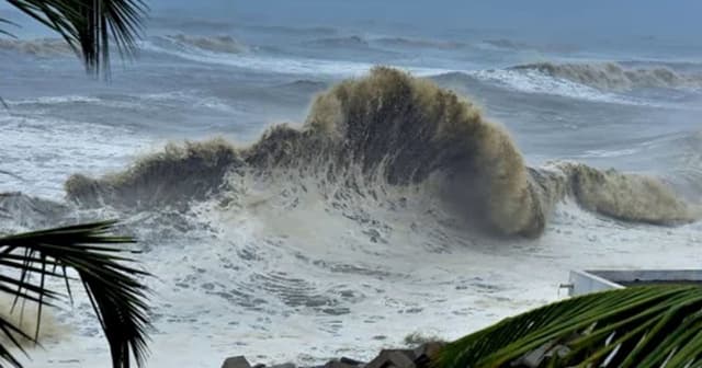 দুর্বল হয়ে ঘূর্ণিঝড় এখন গভীর নিম্নচাপ, নামল বিপৎসংকেত