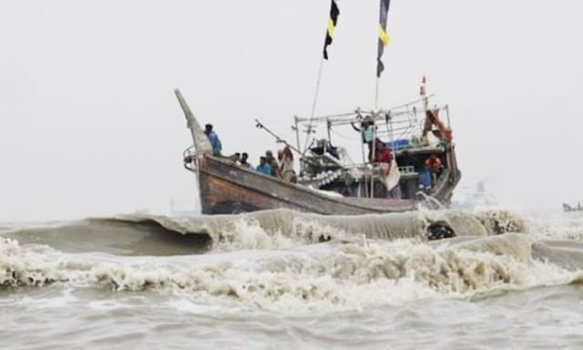 বঙ্গোপসাগরে ট্রলার ডুবি, খোঁজ মেলেনি ২০ ট্রলারসহ দুই শতাধিক  জেলের