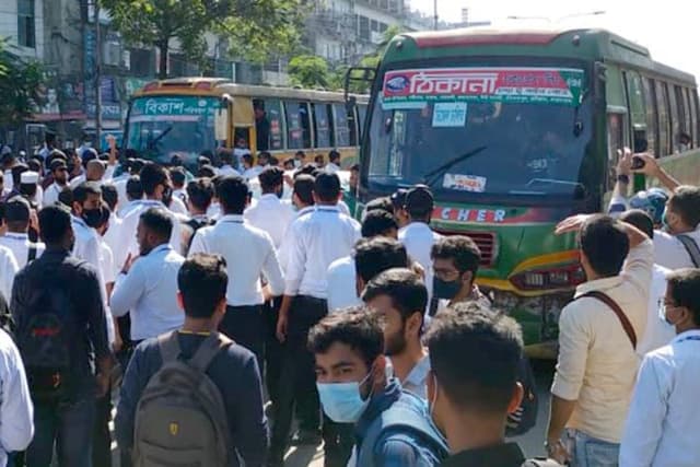 হাফ পাসের দাবিতে ঢাকা কলেজ শিক্ষার্থীদের বিক্ষোভ