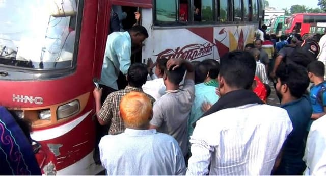 এখনও থামেনি বাসে বাড়তি ভাড়া আদায়