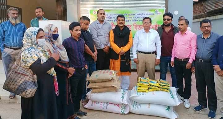 তাহিরপুর হাইব্রিড জাতীয় বীজ ও সার বিতরণ
