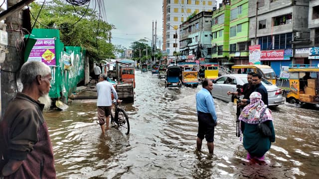 বরিশালের সড়কে এখনো হাঁটুপানি, ভোগান্তিতে নগরবাসী