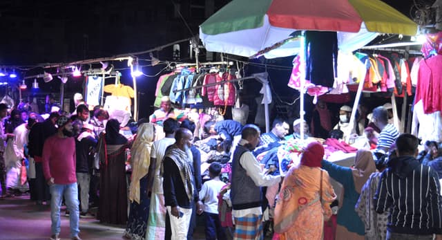 বরিশালে জমে উঠেছে শীতবস্ত্র বেচাকেনা