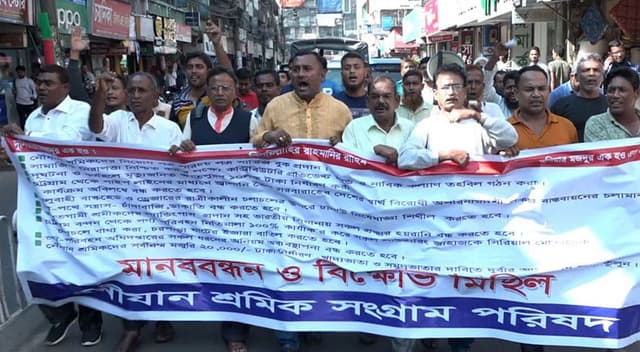 ১০ দফা দাবিতে বরিশালে নৌযান শ্রমিকদের কর্মবিরতি ঘোষণা