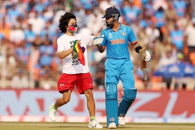 ‌   ‘ফিলিস্তিনে বোমা হামলা বন্ধ করো’ লেখা জার্সি গায়ে মাঠে ঢুকে পড়ল দর্শক