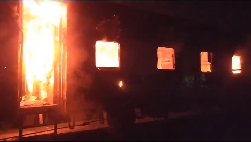 জামালপুরে যমুনা এক্সপ্রেস ট্রেনে আগুন, আহত ১০