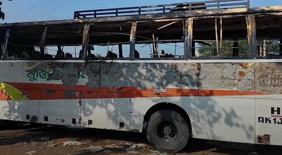 নাটোরে দাঁড়িয়ে থাকা যাত্রীবাহী বাসে আগুন