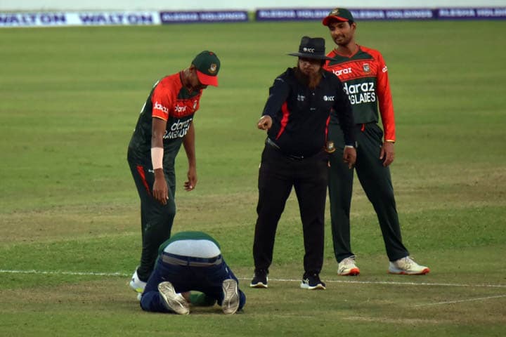 লোহার শেকল টপকে মুস্তাফিজের কাছে দর্শক