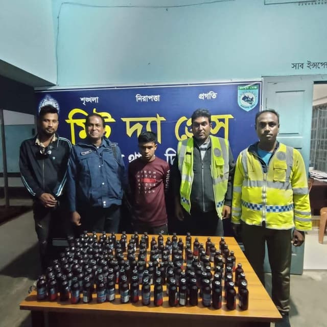 হিলিতে ফেনসিডিলসহ এক যুবক আটক