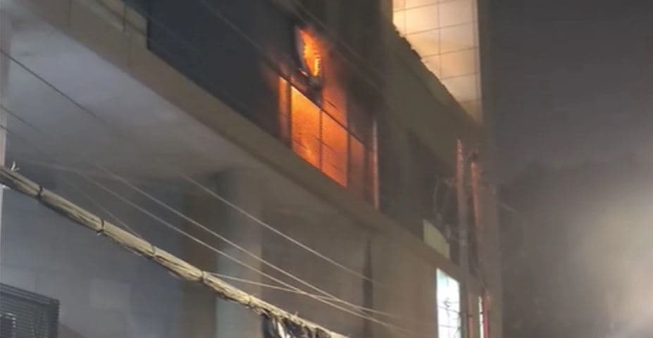 গুলশানে ইউনিমার্ট ভবনে আগুন