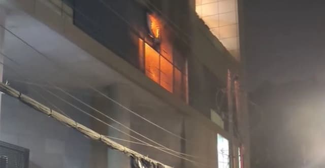গুলশানে ইউনিমার্ট ভবনে আগুন