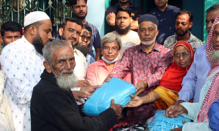 দেবীদ্বারে ছিন্নমূলদের মাঝে কম্বল বিতরণ