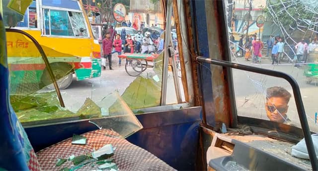 হাফ পাসের দাবিতে সাইন্সল্যাবে শিক্ষার্থীদের গাড়ি ভাঙচুর