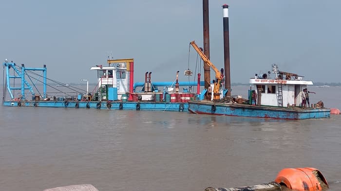 নাব্যতা সংকট কাটাতে চলছে খনন, বাড়ছে ভোগান্তি