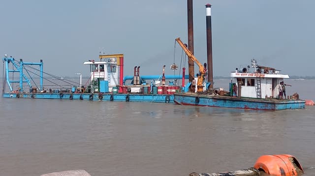 নাব্যতা সংকট কাটাতে চলছে খনন, বাড়ছে ভোগান্তি