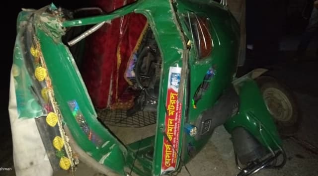 ট্রাকচাপায় অটোরিকশার ৫ যাত্রী নিহত