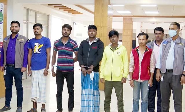 ফোন ছিনতাইয়ের সময় গলা কেটে হত্যায় গ্রেফতার ৫