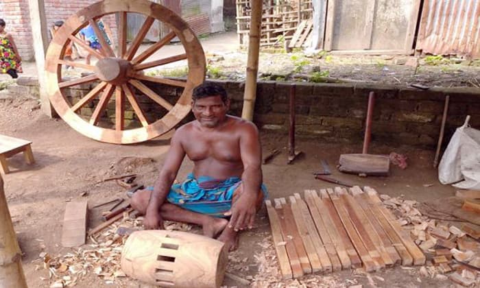 ঝিনাইদহে ৮১ বছরের পৈত্রিক পেশা ধরে আছে মজিদ