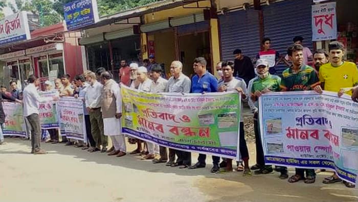 কুষ্টিয়ায় খেলার মাঠ রক্ষার দাবিতে মানববন্ধন