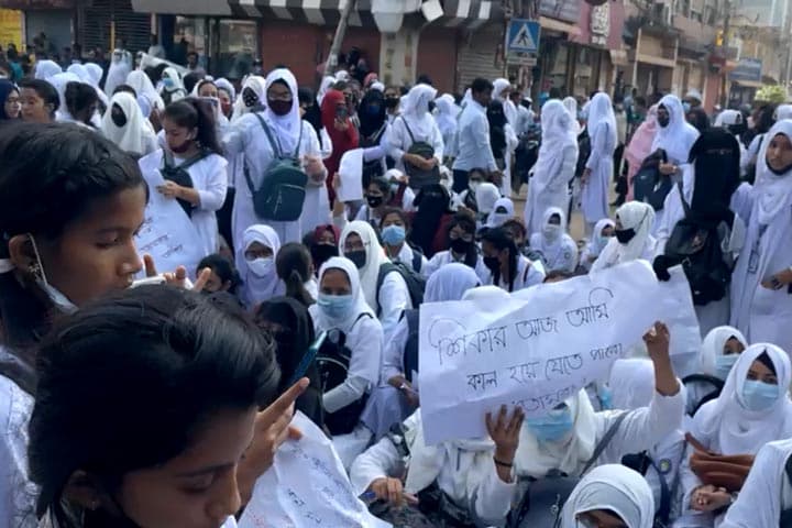 হাফ ভাড়া নি‌তে অসম্ম‌তি-ছাত্রী‌কে ধর্ষ‌ণের হুম‌কি, শিক্ষার্থীদের সড়ক অবরোধ