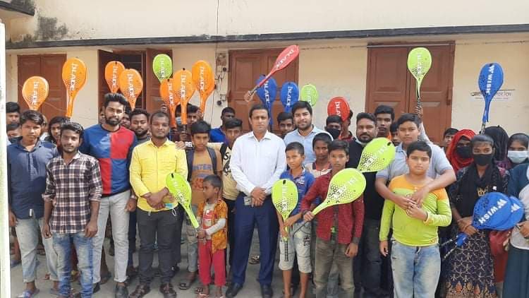 গোয়ালন্দে শিক্ষার্থীদের মাঝে ইউএনও'র রেকেট বিতরণ