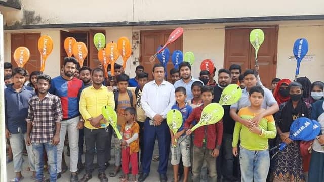 গোয়ালন্দে শিক্ষার্থীদের মাঝে ইউএনও'র রেকেট বিতরণ