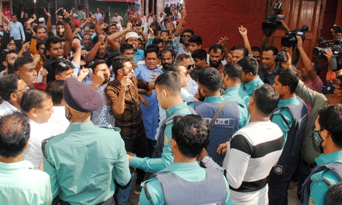 খালেদার মুক্তির দাবিতে বরিশালে বিএনপির বিক্ষোভ, পুলিশের বাধা